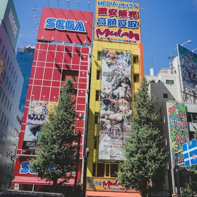 Аниме-эстетика: здание с рекламой манги в Токио